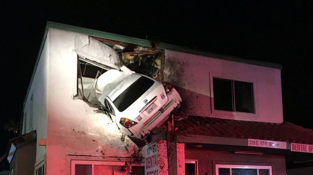 Mỹ Xe ô tô mắc kẹt trên tầng hai của tòa nhà