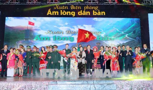Chủ tịch Quốc hội dự chương trình giao lưu nghệ thuật Xuân biên phòng ấm lòng dân bản