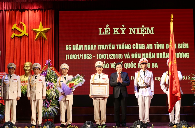 Công an tỉnh Điện Biên đón nhận Huân chương bảo vệ Tổ quốc hạng Ba
