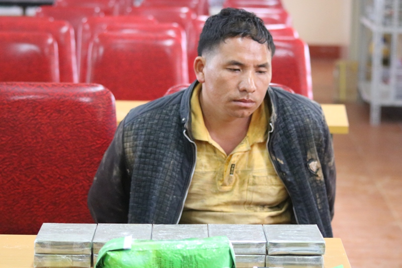 Bắt đối tượng vận chuyển 10 bánh heroin, 1kg ma túy đá  ​