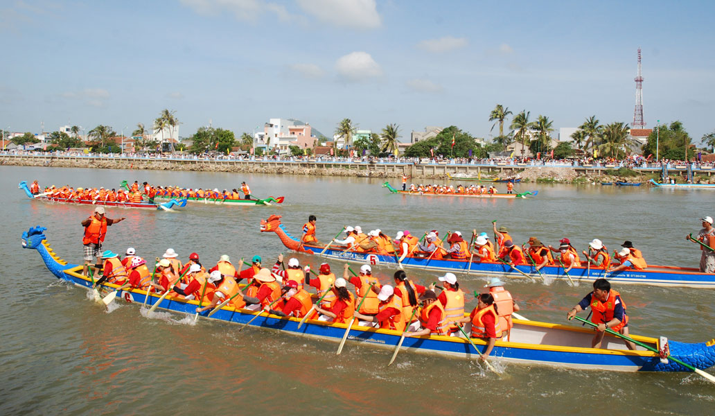 Hà Nội lần đầu tiên tổ chức đua thuyền rồng trên hồ Tây