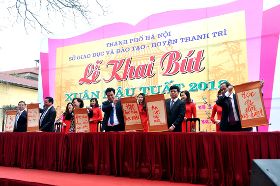 Rộn rã khai bút đầu Xuân tại đình thờ Tiên triết Chu Văn An