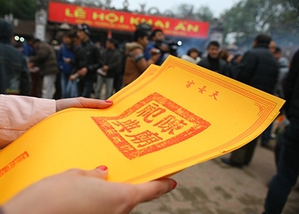 Khắc phục hiện tượng phản cảm “đưa tiền lấy ấn” tại lễ hội Đền Trần