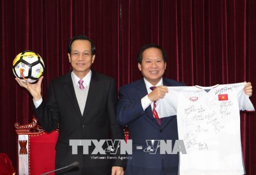 Thủ tướng tặng bóng và áo của cầu thủ U23 Việt Nam để đấu giá ủng hộ người nghèo
