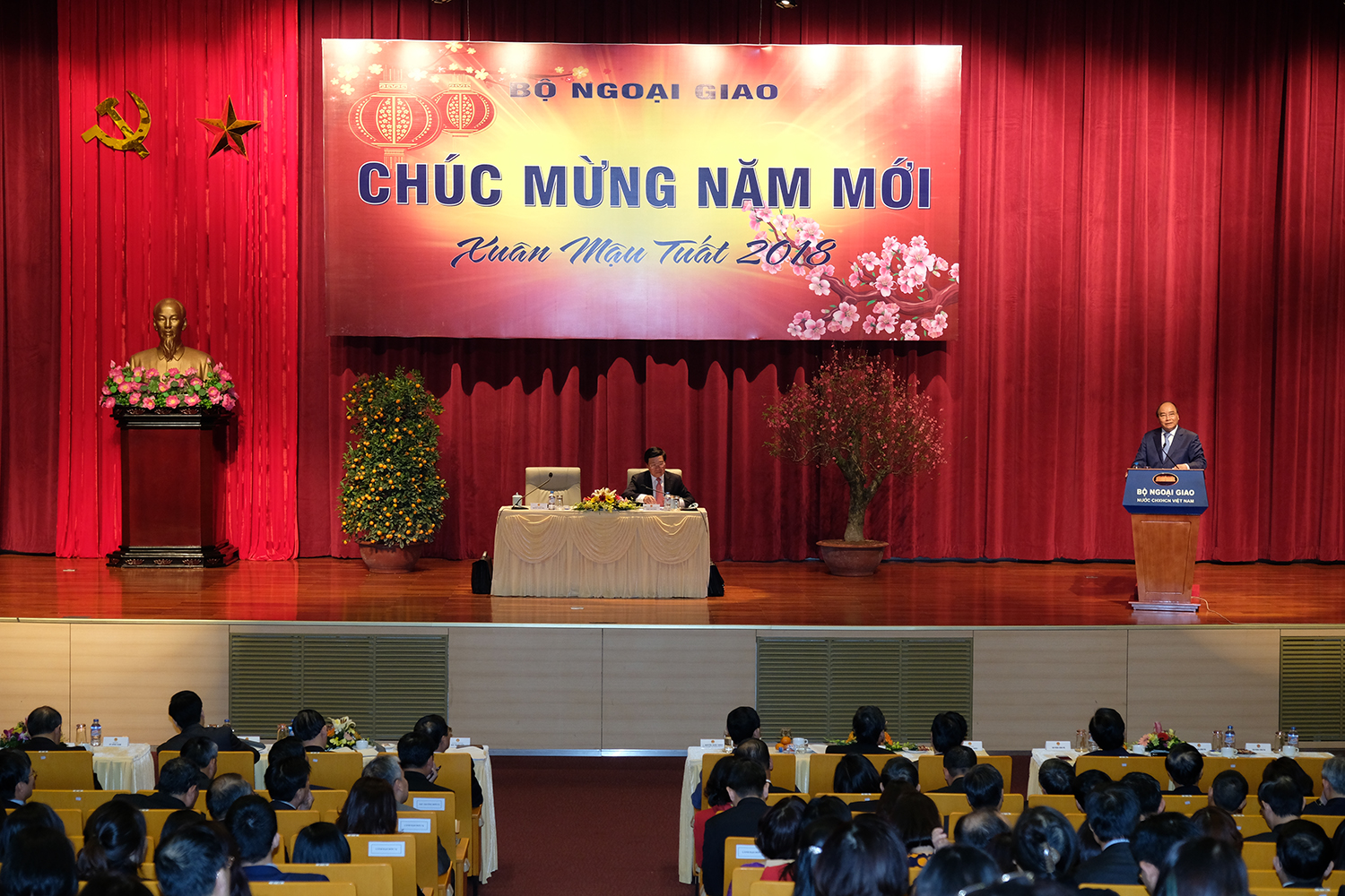 Bộ Ngoại giao cần quan tâm xây dựng lớp cán bộ ngoại giao vừa hồng, vừa chuyên