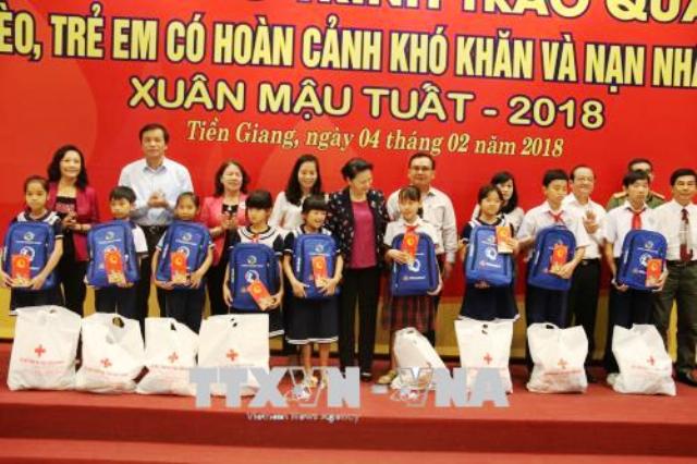 Chủ tịch Quốc hội thăm, tặng quà và chúc Tết tại tỉnh Tiền Giang