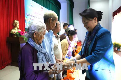 Chủ tịch Quốc hội thăm, tặng quà và chúc Tết gia đình chính sách tại Bến Tre