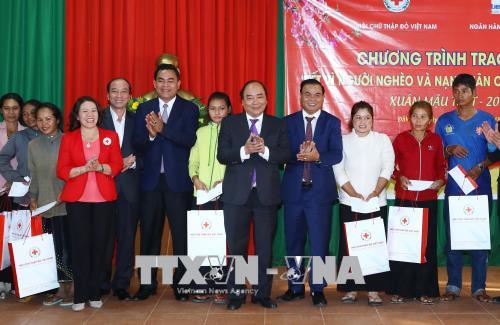 Thủ tướng thăm, tặng quà công nhân lao động, đồng bào dân tộc thiểu số tỉnh Đắk Lắk
