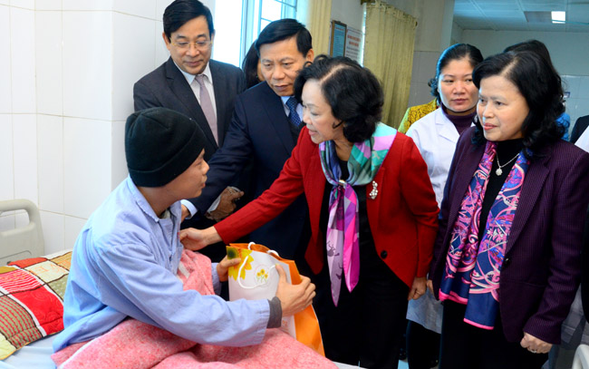 Trưởng ban Dân vận Trung ương tặng quà các bệnh nhân tại Bệnh viện đa khoa tỉnh Bắc Ninh