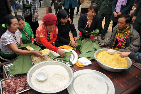 “Gói bánh chưng xanh cùng người nghèo ăn Tết”