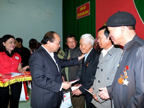Thủ tướng trao quà Tết cho người nghèo, gia đình chính sách tại Đắk Nông