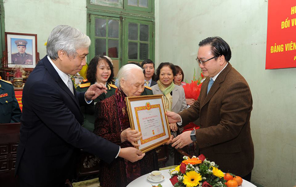 Trao Huy hiệu Đảng cho các đảng viên lão thành