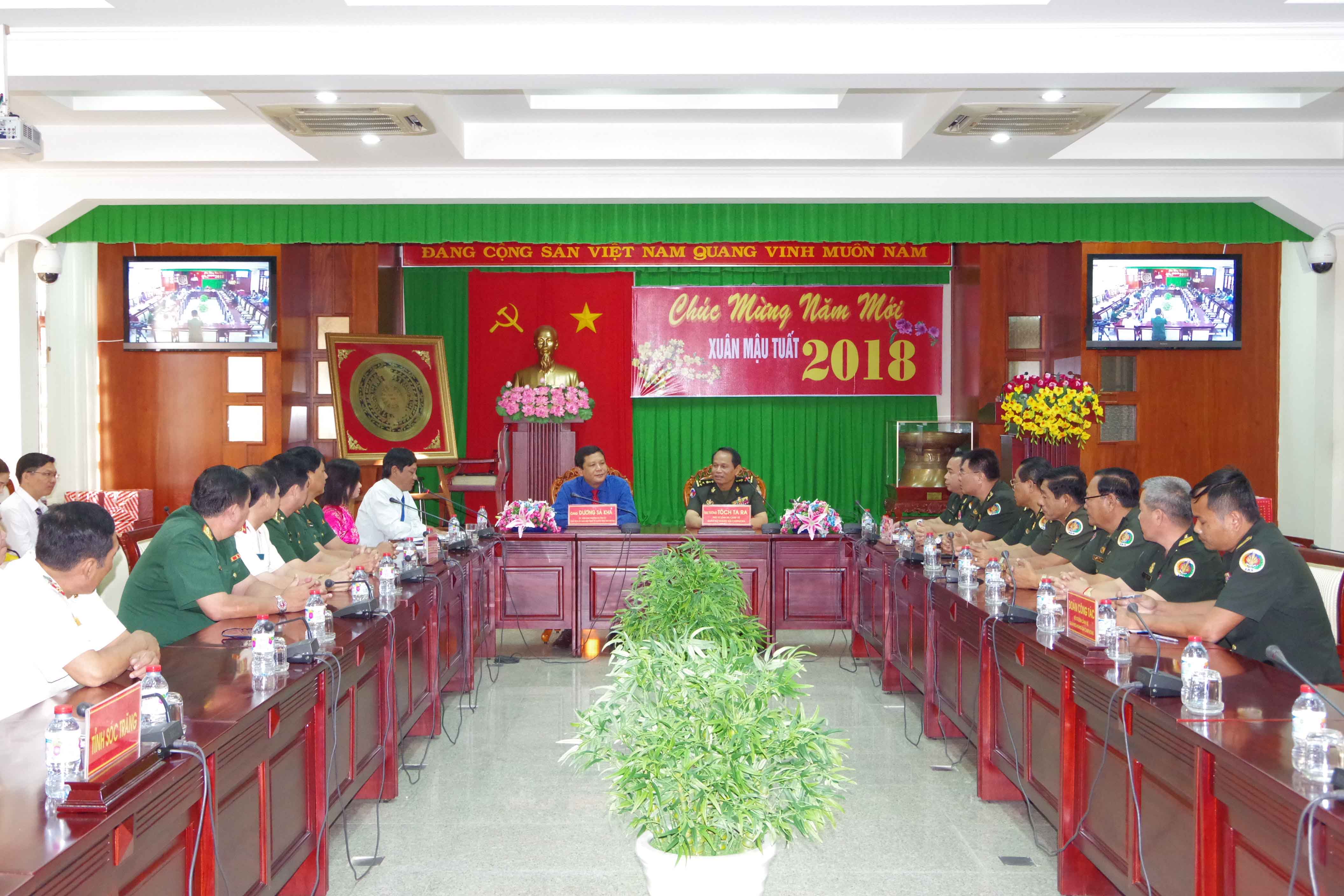 Bộ Tư lệnh Cảnh vệ Hoàng gia Campuchia thăm, chúc Tết tỉnh Sóc Trăng