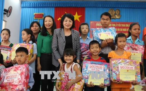 Phó Chủ tịch nước Đặng Thị Ngọc Thịnh thăm và tặng quà Tết tại tỉnh Trà Vinh ​
