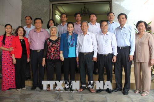 Chủ tịch Quốc hội thăm, tặng quà Tết gia đình chính sách và hộ nghèo tỉnh Long An