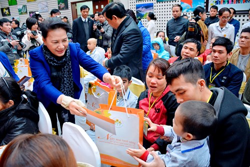 Chủ tịch Quốc hội trao quà Tết tặng trẻ em ung thư