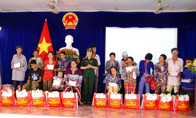 Bộ Chỉ huy Quân sự tỉnh Sóc Trăng chăm lo cho các gia đình chính sách, hộ nghèo