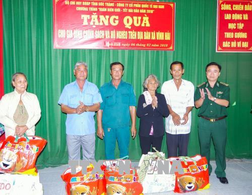 Tình đoàn kết gắn bó keo sơn quân với dân như  cá với nước