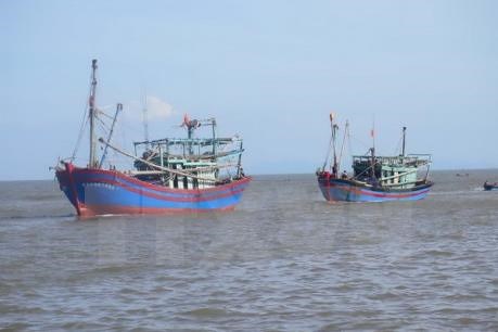 Kịp thời cứu nạn tàu câu mực bị hỏng máy trên biển