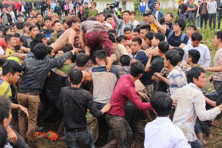 Hãy trả lễ hội về đúng giá trị truyền thống