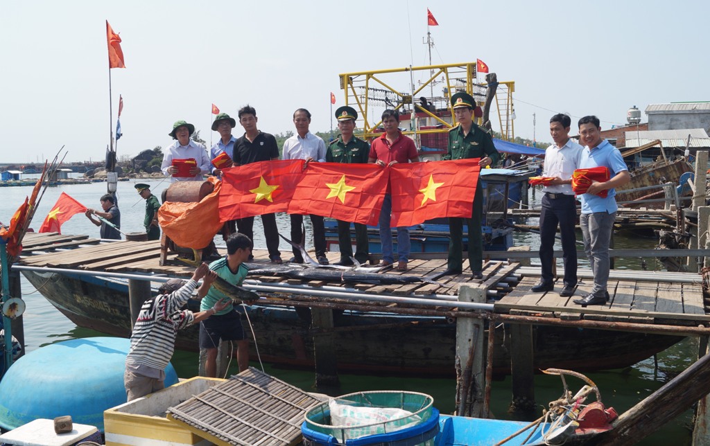 Quảng Ngãi Tặng cờ tổ quốc cho ngư dân bám biển Trường Sa ​