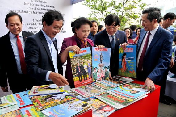 Chủ tịch Quốc hội thăm và chúc mừng Hội báo Toàn quốc 2018