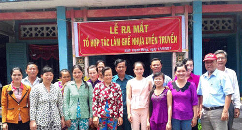 Phụ nữ huyện Hồng Dân học và làm theo Bác