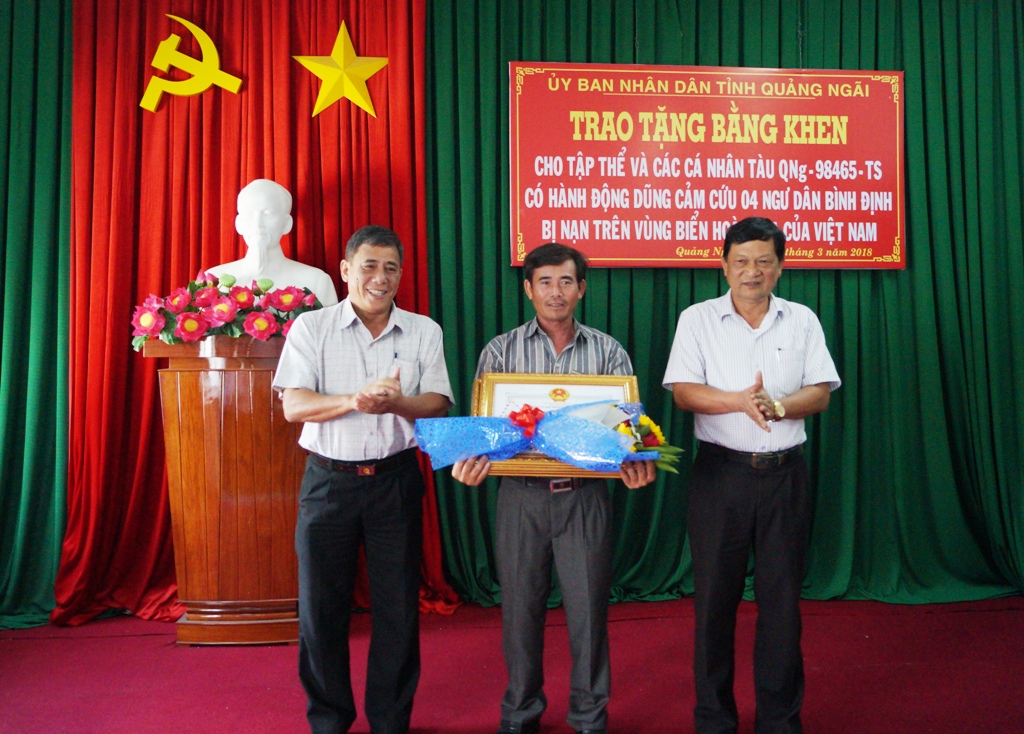Quảng Ngãi Trao Bằng khen cho ngư dân dũng cảm cứu người
