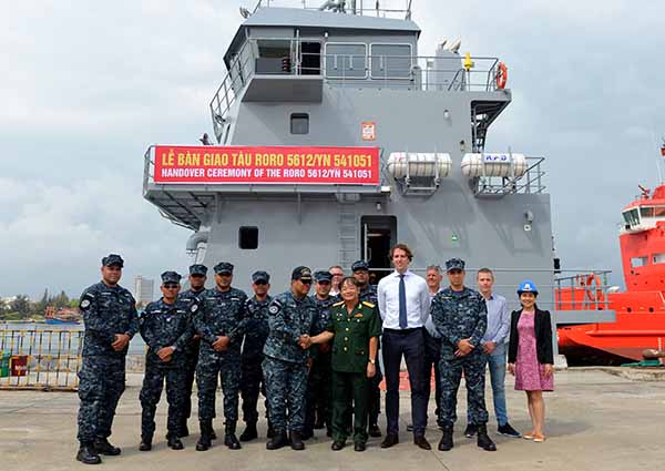 Bàn giao tàu đổ bộ hậu cần RORO 5612 YN 541051 cho đối tác nước ngoài