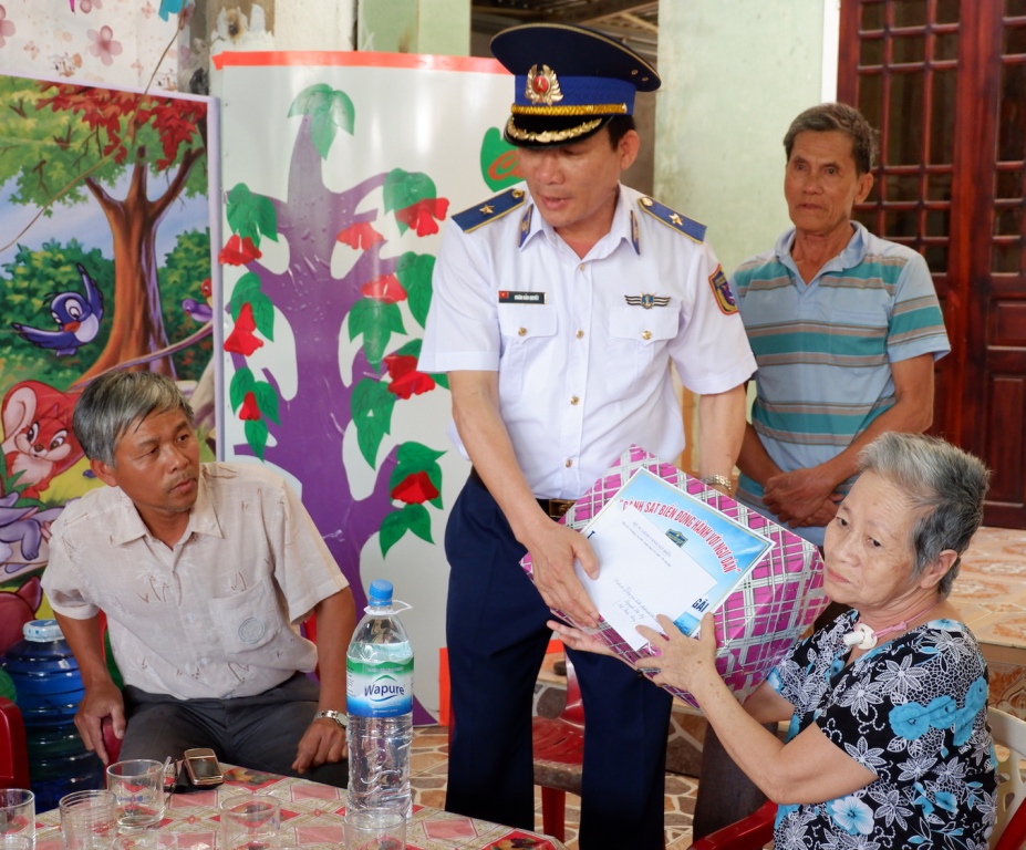 Cảnh sát biển đồng hành với ngư dân ​