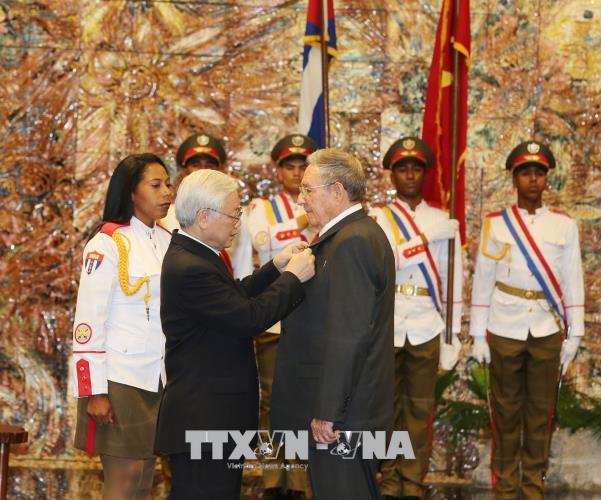 Tổng Bí thư Nguyễn Phú Trọng trao Huân chương Sao vàng tặng Chủ tịch Raul Castro Ruz