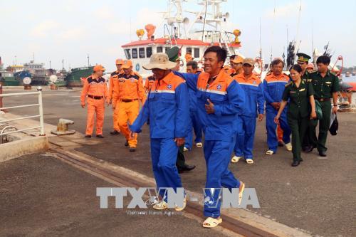 Cứu nạn thành công 10 ngư dân tàu cá bị hỏng máy trên biển