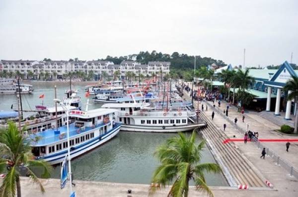 Một tàu du lịch chìm tại Cảng tàu khách quốc tế Tuần Châu