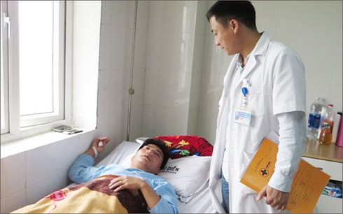 Bộ Giáo dục và Đào tạo đề nghị điều tra vụ việc thầy giáo bị người nhà học sinh hành hung