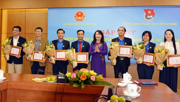 Bộ Giáo dục và Đào tạo trao Kỷ niệm chương “Vì sự nghiệp giáo dục” cho cán bộ Đoàn