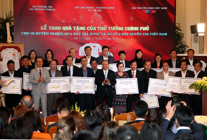 Thủ tướng tặng 20 tỷ đồng đấu giá áo và bóng của đội tuyển U23 cho 20 huyện nghèo