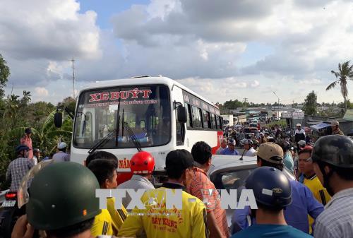 Cà Mau Xe taxi và xe buýt đâm nhau khiến giao thông ùn tắc nghiêm trọng