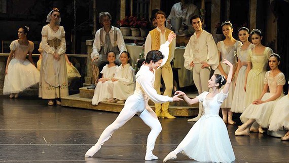 Tái diễn vũ kịch nổi tiếng “Cô bé lọ lem” ở Việt Nam