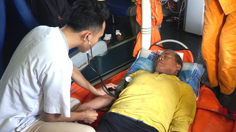 Kịp thời cấp cứu và đưa ngư dân bị bệnh trên vùng biển Hoàng Sa về đất liền cứu chữa an toàn