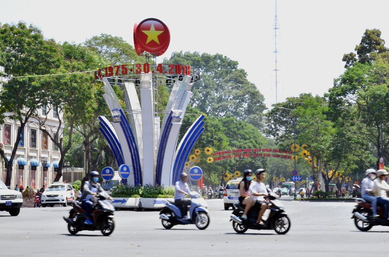 TP Hồ Chí Minh trang hoàng lộng lẫy mừng Ngày thống nhất đất nước