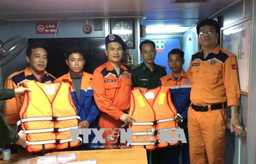 Kịp thời cứu hộ 2 thuyền viên gặp nạn trên biển