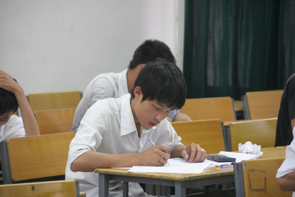 Các trường đại học sẽ bị hạ thấp uy tín nếu hạ thấp điểm sàn