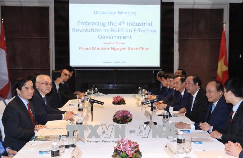 Thủ tướng Nguyễn Xuân Phúc trao đổi với các nhà khoa học và trí thức tại Singapore