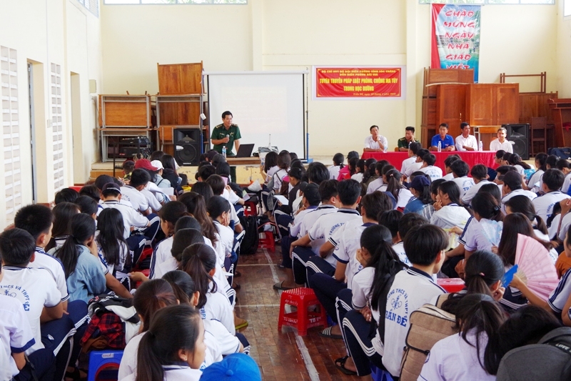 Bộ đội biên phòng Sóc Trăng tuyên truyền phòng, chống ma túy cho học sinh ​