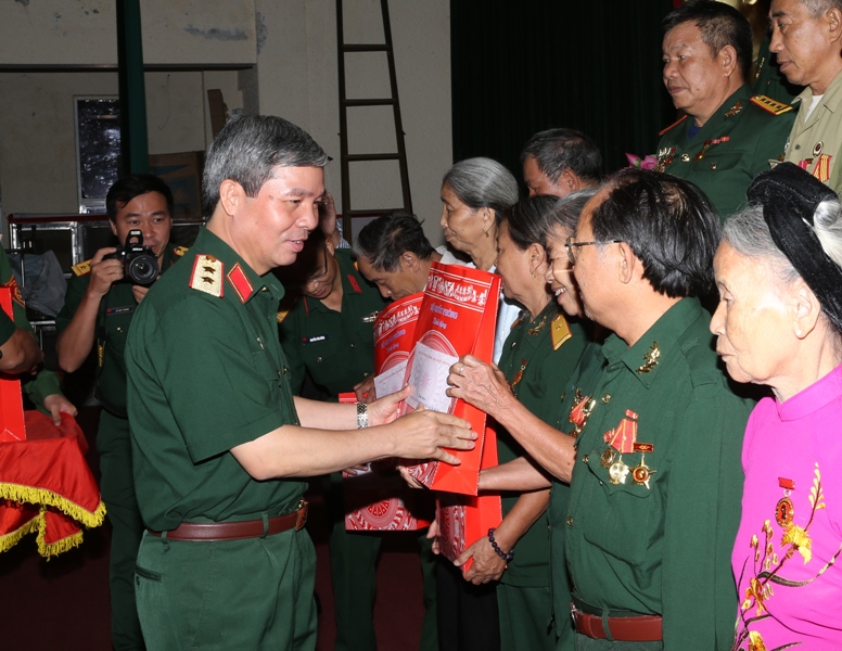 Người có công với cách mạng tỉnh Nghệ An tiếp tục phát huy truyền thống quê hương, là tấm gương sáng cho thế hệ trẻ