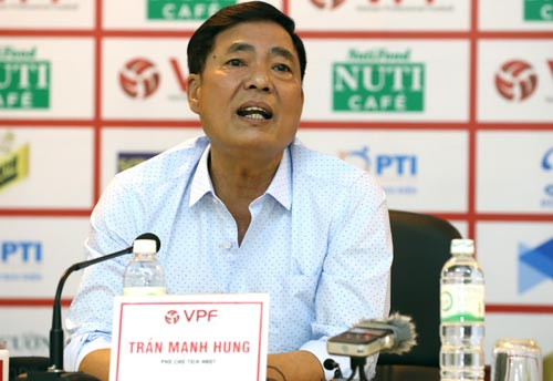 Văn hóa ứng xử của những “ông quan” bóng đá