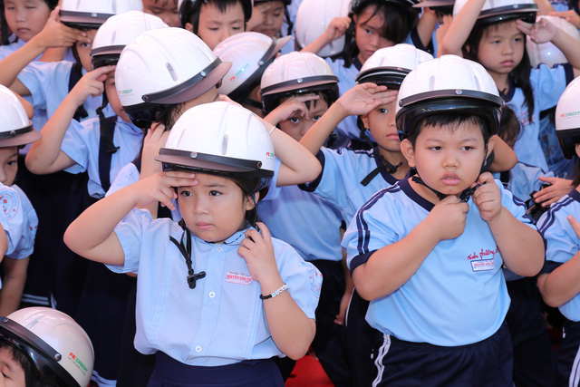 Tặng mũ bảo hiểm cho học sinh lớp 1
