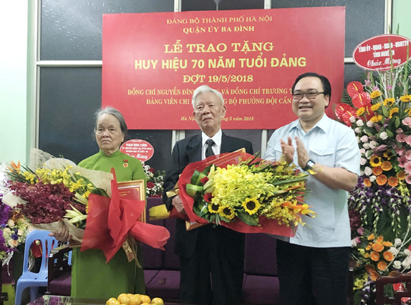 Trao Huy hiệu 70 năm tuổi Đảng cho đảng viên lão thành