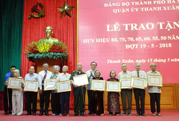 Hà Nội có 2 đảng viên nhận Huy hiệu 80 năm tuổi Đảng
