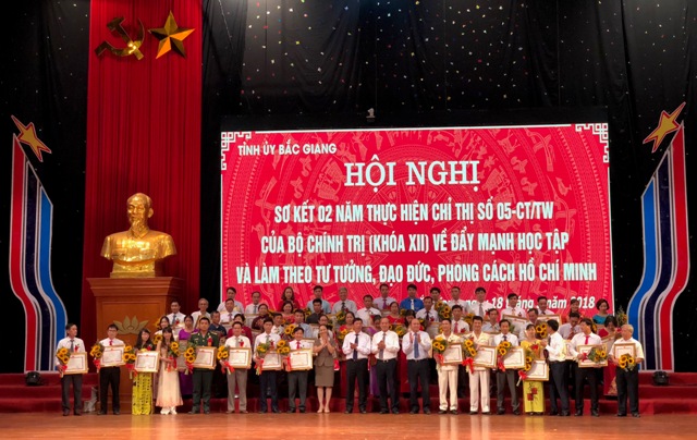 Bắc Giang biểu dương điển hình tiên tiến trong thực hiện Chỉ thị 05